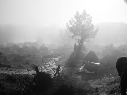 Un niño juega a primera hora de la mañana en el campamento de Idomeni, en la frontera greco-macedonia, en marzo pasado.