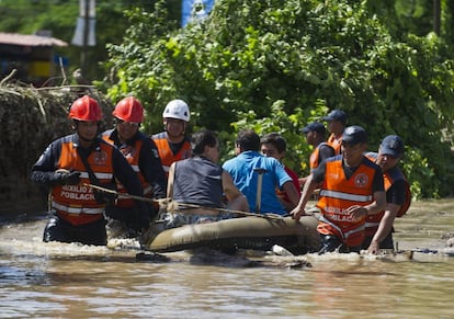 Equipos de rescate salvan a dos personas en una carretera de Acapulco, México.