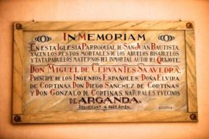 Placa en memoria de Miguel de Cervantes en la iglesia de Arganda.