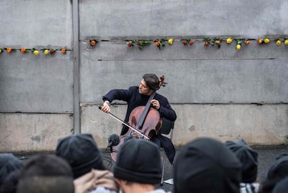 O violoncelista francês Gautier Capucon participa dos eventos do 30º aniversário da queda do Muro, em Berlim.