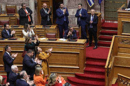 El primer ministro griego, Kyriakos Mitsotakis (sentado, en el centro de la imagen), celebra con miembros de su Gabinete la aprobación del matrimonio igualitario, este jueves en Atenas.

