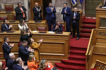 El primer ministro griego, Kyriakos Mitsotakis (sentado, en el centro de la imagen), celebra con miembros de su Gabinete la aprobación del matrimonio igualitario, este jueves en Atenas.

