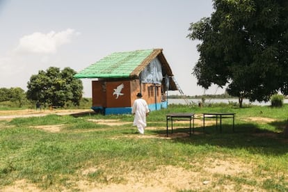 Salif Keita se dirige a su casa, construida sobre una barcaza, en una isla del río Níger.