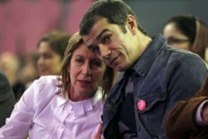 Toni Cant&oacute; junto a Rosa D&iacute;ez en un mitin de UPyD, en la plaza de Vistalegre de Madrid.