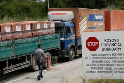 Camiones con productos serbios son detenidos en la frontera kosovar y obligados a volver a Serbia.