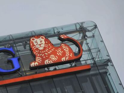 Detalle del logotipo de ING en el edificio de la sede del grupo bancario y asegurador holand&eacute;s en Amsterdam (Holanda).