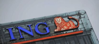 Detalle del logotipo de ING en el edificio de la sede del grupo bancario y asegurador holand&eacute;s en Amsterdam (Holanda).