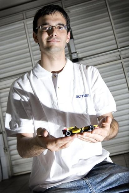 Albert Illera, con un Renault F-1 miniatura en su casa.