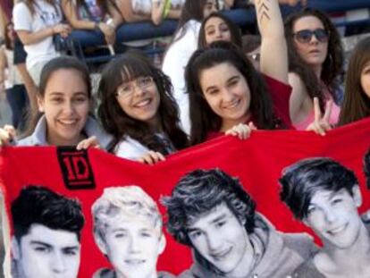 Un grupo de j&oacute;venes en las inmediaciones del palacio de Vistalegre donde se celebr&oacute; el concierto de One Direction. 