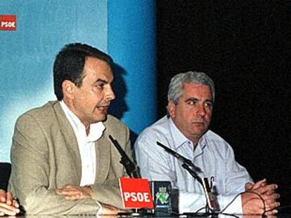 El secretario general del PSOE, José Luis Rodríguez Zapatero, y el del PSdeG, Emilio Pérez Touriño (dcha.), en rueda de prensa hoy en la localidad lucense de Foz.