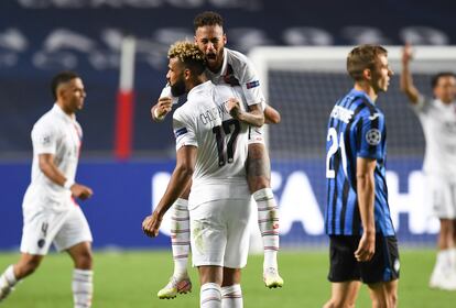 Neymar celebra la victoria contra el Atalanta con Choupo-Moting, autor del segundo gol del PSG anoche en Lisboa.