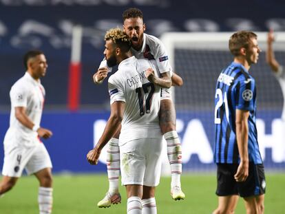 Neymar celebra la victoria contra el Atalanta con Choupo-Moting, autor del segundo gol del PSG anoche en Lisboa.