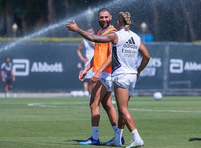 Benzema conversa con Mariano en un entrenamiento esta semana en Los Ángeles.