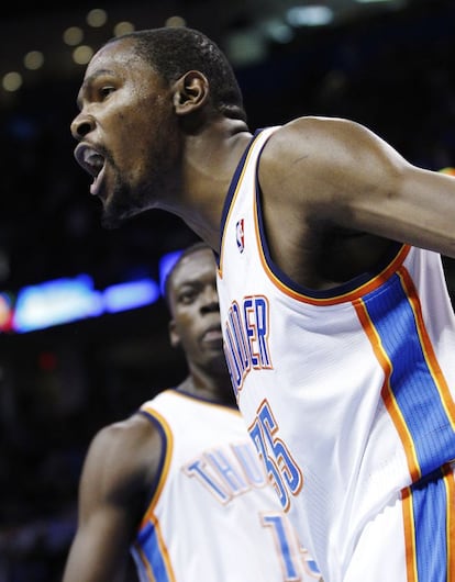 Kevin Durant, de Oklahoma City Thunder, reacciona después de un mate