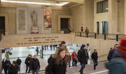 Un soldado vigila la estación de tren de Bruselas (Bélgica), el 24 de noviembre de 2015.