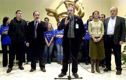 Representantes de los trabajadores de <i>Egunkaria,</i> junto a miembros de Batasuna, PNV, EA e IU, en la rueda de prensa en el Parlamento vasco.