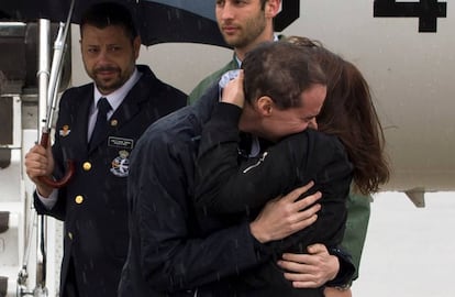Antonio Pampliega, uno de los periodistas liberados el pasado 8 de mayo, se abraza a un familiar a su llegada al aeropuerto de Madrid-Barajas.