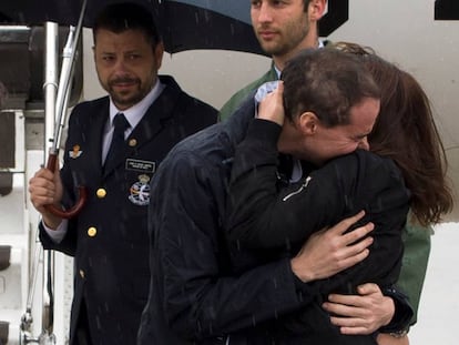 Antonio Pampliega, uno de los periodistas liberados el pasado 8 de mayo, se abraza a un familiar a su llegada al aeropuerto de Madrid-Barajas. 