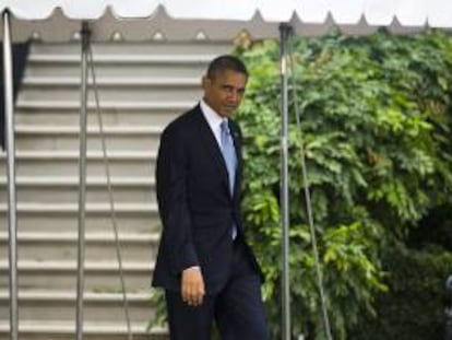 El presidente de Estados Unidos, Barack Obama, se dirige al helicóptero presidencial "Marine One" para emprender un viaje a Arizona y California, a su salida de la Casa Blanca, en Washington, EE.UU. este martes 6 de agosto de 2013.