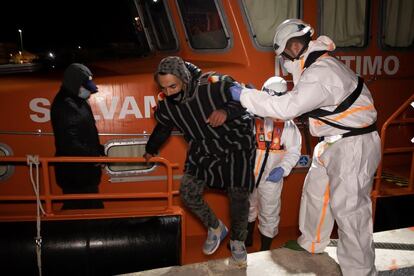 Efectivos de Salvamento Marítimo han rescatado esta noche y trasladado al puerto de Motril (Granada) a 18 personas de origen marroquí que navegaban en tres pequeñas embarcaciones que han sido interceptadas en las cercanías de la costa granadina.