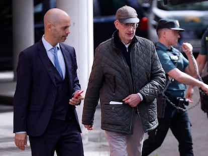 Tomás González Cueto, a la derecha, tras quedar en libertad el pasado jueves, a su salida del juzgado de Majadahonda (Madrid).