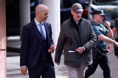 El abogado Tomás González Cueto, con gorra, el pasado 23 de marzo tras declarar en el juzgado de Majadahonda por su presunta implicación en el 'caso Brodie' de corrupción.