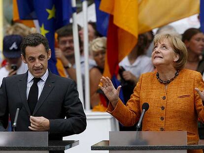 Nicolas Sarkozy y Angela Merkel, durante la conferencia de prensa posterior a su reunión en Straubing (Alemania).