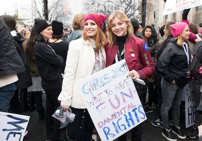 Chloë Grace Moretz y Jessica Chastain en la marcha de las mujeres.