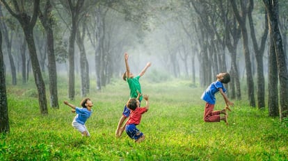 Un grupo de niños juega al aire libre.