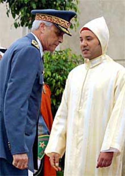 El general Bensliman, de la gendarmería, saluda al rey en Tánger.