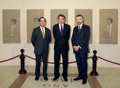 Bono junto con Rodríguez Zapatero y el pintor Hernán Cortés Moreno, autor de los retratos de los 'padres' de la Constitución