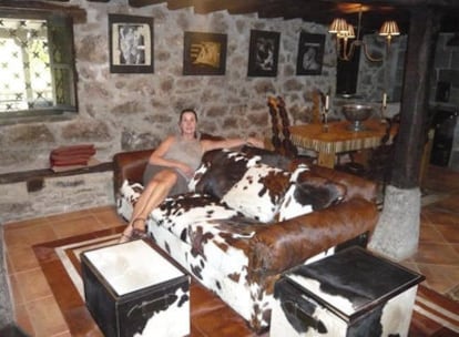 Carmen Martínez-Bordiú, en el salón de su casa en la montaña de Cantabria.