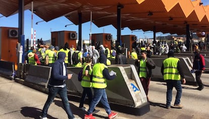 The CDR group at a toll booth on the AP-7.