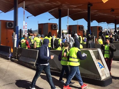 The CDR group at a toll booth on the AP-7.