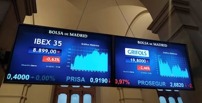 Varios paneles muestran la evolución del Ibex 35 en el interior del Palacio de la Bolsa de Madrid.