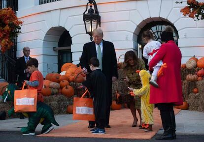 Melania y Donald Trump repartieron caramelos a los pequeños, que salieron de la Casa Blanca con grandes bolsas naranjas.