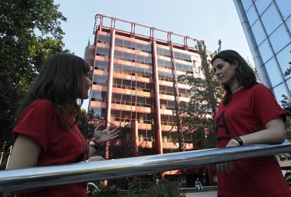 Autores: José Antonio Corrales y Ramón Vázquez Molezún. Paseo de la Castellana, 46. Con su imagen de construcción tecnológica y su estética metálica, recibió el apodo de “La cafetera”. Su piel de aluminio anodizado cambia de color con la luz, la fachada de mediodía tiene cubiertas atérmicas para evitar el calor y, para conseguir plantas diáfanas y flexibles, los pilares se sacaron al exterior. También el aire acondicionado se colocó en grandes tubos exteriores que marcan el ritmo de la obra y permiten ganar altura sin sobrepasar la cota máxima permitida.