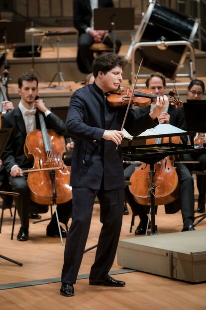 El solista  Augustin Hadelich, durante el concierto.