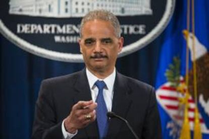 En la imagen, el fiscal general estadounidense Eric Holder, quien recibió una carta del Comité para la Protección de los Periodistas (CPJ) en la que expresan la preocupación por el espionaje del Gobierno de EE.UU. a periodistas. EFE/Archivo