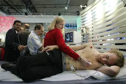 Demostración de una prueba de ecocardiografía en una de las instalaciones del congreso que se celebra en Barcelona.