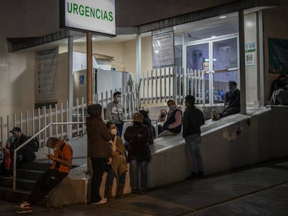 Familiares de pacientes ingresados en el hospital de los Venados, en Ciudad de México, esperan este 24 de diciembre a tener noticias sobre sus seres queridos.