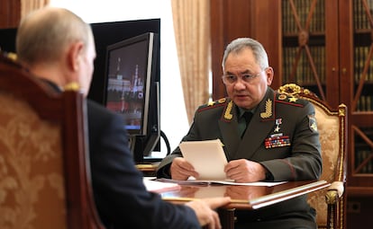 El ministro ruso de Defensa, Serguéi Shoigú, durante una reunión con el presidente del país, Vladímir Putin, el pasado 17 de abril. 