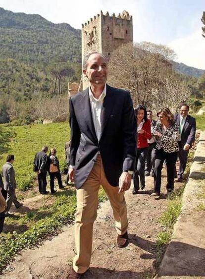 El presidente de la Generalitat valenciana, Francisco Camps, durante su visita al monasterio de la Murta.