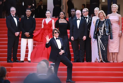 Tom Cruise, con el reparto de la entrega final de 'Misión: Imposible', y el delegado general y la presidenta de Cannes, este martes.