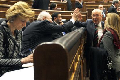 El ministro Moratinos recibe la felicitación de Duran Lleida en el Pleno del Congreso.