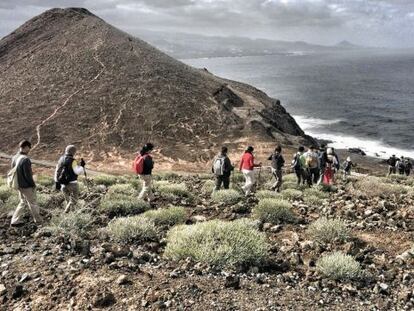 Un grupo de excursionistas en La Isleta, en Gran Canaria, en direcci&oacute;n a la Monta&ntilde;a Colorada.