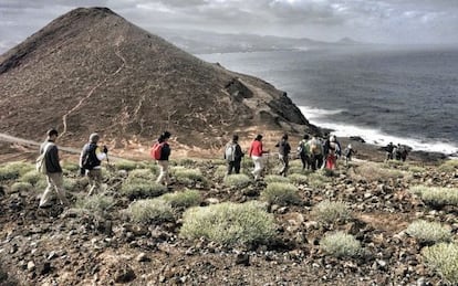 Un grupo de excursionistas en La Isleta, en Gran Canaria, en direcci&oacute;n a la Monta&ntilde;a Colorada.