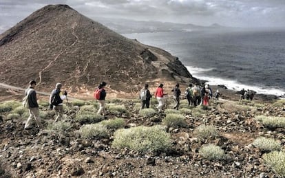 Un grupo de excursionistas en La Isleta, en Gran Canaria, en dirección a la Montaña Colorada.