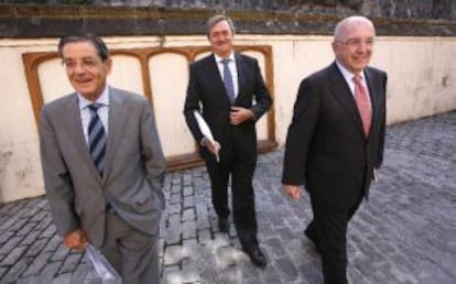 De derecha a izquierda, Joaquín Almunia, Carlos Aguirre (consejero Economia y Hacienda Gobierno Vasco) y Mario Fernández (presidente BBK), en los curso de verano de UPV en San Sebastián.
