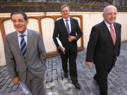 De derecha a izquierda, Joaquín Almunia, Carlos Aguirre (consejero Economia y Hacienda Gobierno Vasco) y Mario Fernández (presidente BBK), en los curso de verano de UPV en San Sebastián.
